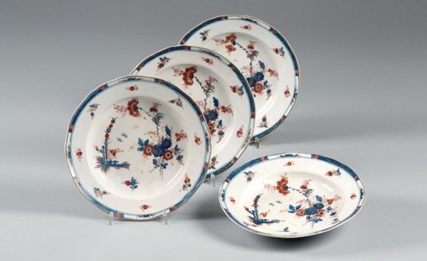 Lotto di quattro piatti in porcellana con decoro rosso-blu a chinoiserie