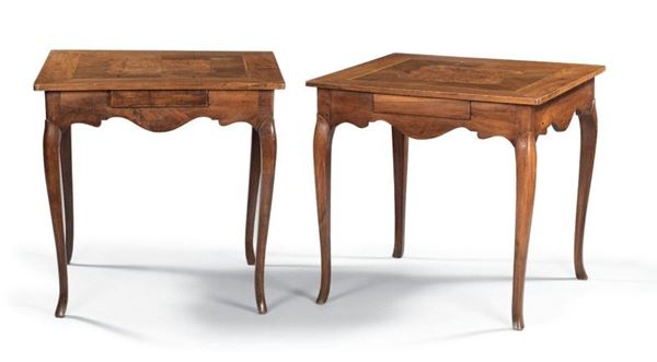 Coppia di tavoli lastronati in legno di noce e radica