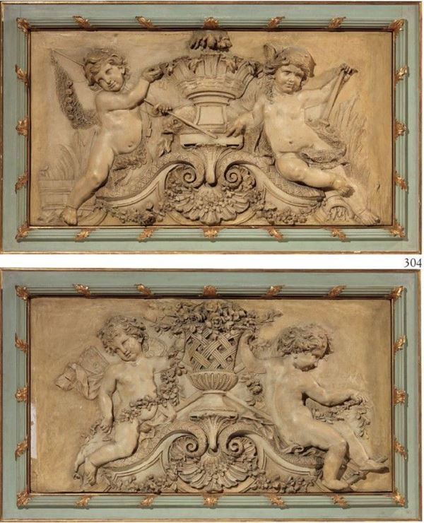 Scuola francese del XIX secolo - Due bassorilievi in stucco raffiguranti «Putti reggifestone»