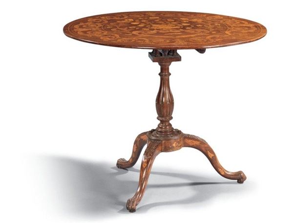Tavolo tondo riccamente intarsiato in legno di mogano e bois de rose