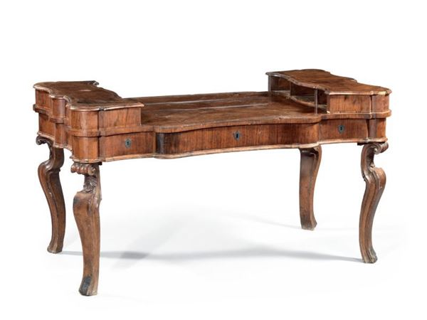 Grande scrivania barocca da centro lastronata in legno di noce con filettatura a volute