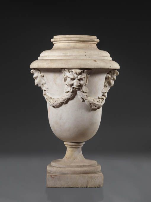 Lotto Composto da un Grande Vaso con Festoni e una Colonna in Marmo Scanalato