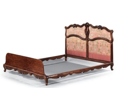 Letto a Due Piazze in Legno di Noce Intagliato.