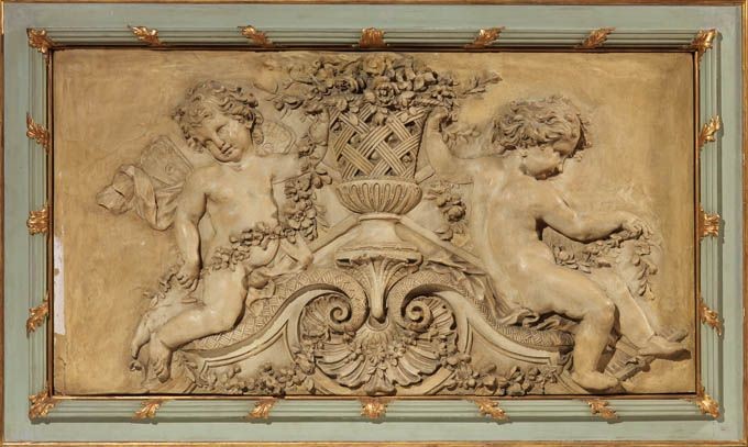Scuola Francese del XIX Secolo - Due Bassorilievi in Stucco Raffiguranti «putti Reggifestone»