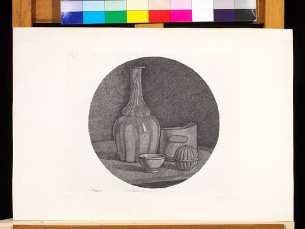 Giorgio Morandi - Grande natura morta circolare con bottiglia e tre oggetti
