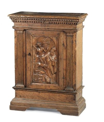 Piccolo Credenzino in Legno di Noce Intagliato
