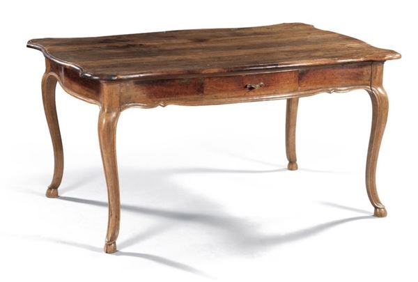 Tavolo in legno di noce