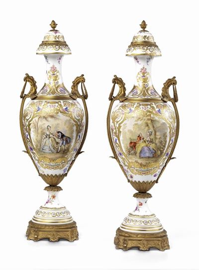 Coppia di Anfore Biansate in Porcellana Bianco-oro