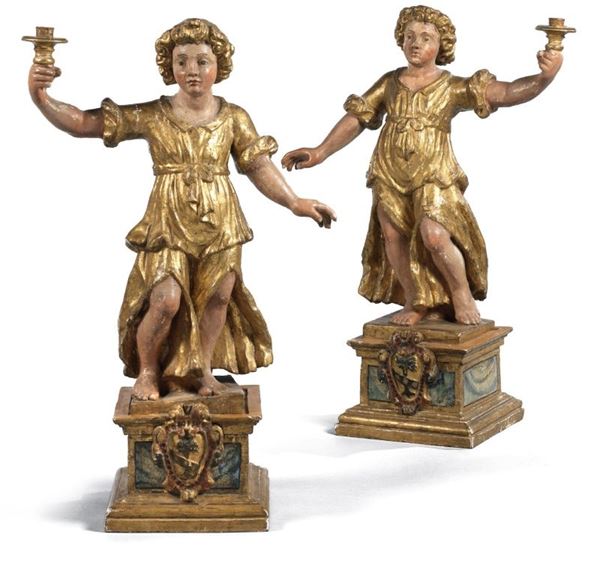 Coppia di sculture in legno policromo intagliato e dorato