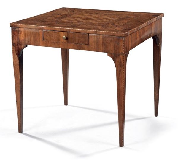 Tavolo con piano intarsiato a scacchiera con filetto lastronato in legno di radica e noce