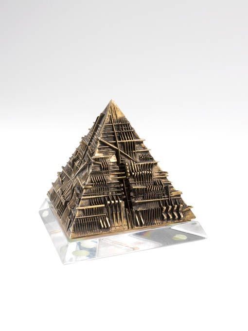 Arnaldo Pomodoro - Piramide, Studio