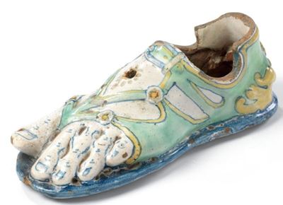 Calamaio in Maiolica Policroma a Forma di Piede con Calzatura