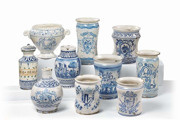 Dieci vasi in maiolica bianco-blu