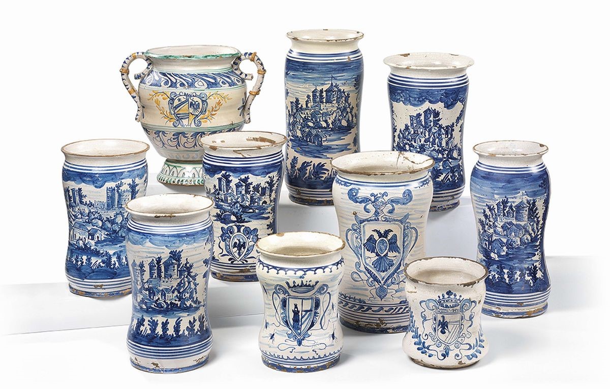 Dieci Albarelli e un'anfora Biansata in Maiolica Bianco-blu