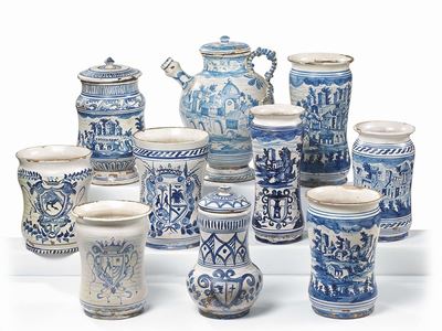 Nove Albarelli e una Brocca in Maiolica Bianco-blu