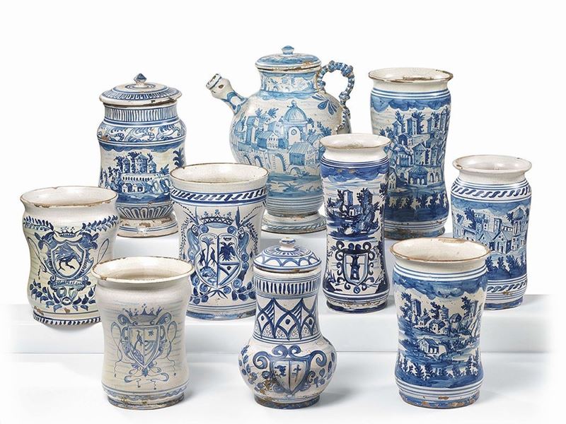 Nove Albarelli e una Brocca in Maiolica Bianco-blu