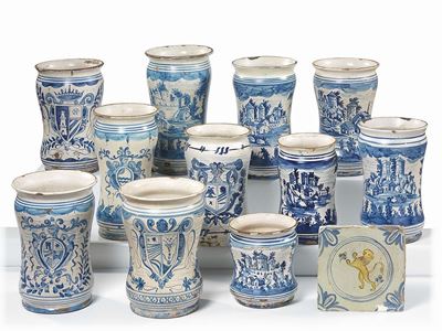 Undici Albarelli e una Piastrella in Maiolica Policroma Bianco-blu