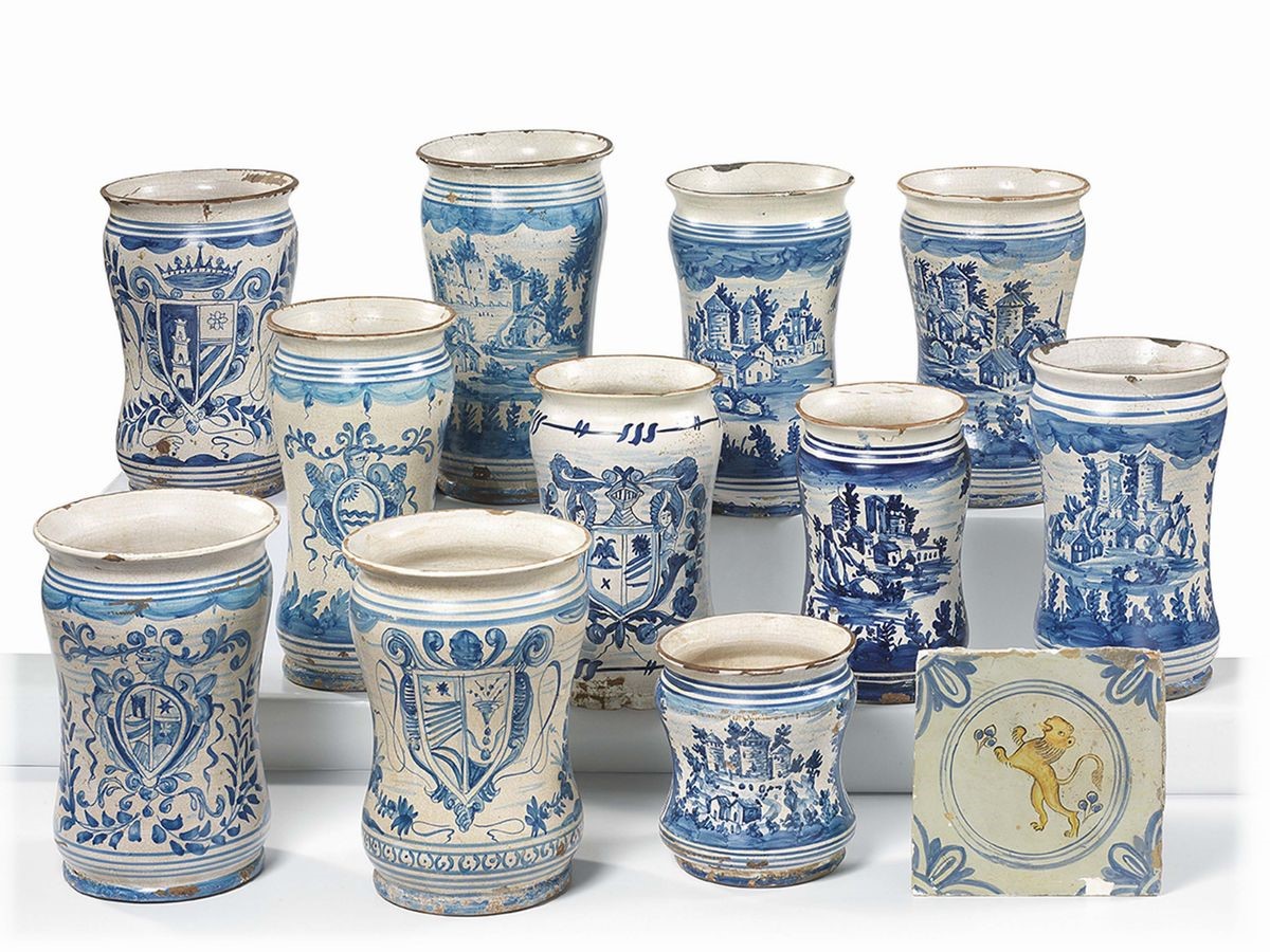 Undici Albarelli e una Piastrella in Maiolica Policroma Bianco-blu