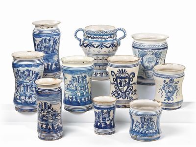 Nove Albarelli e un'anfora Biansata in Maiolica Bianco-blu