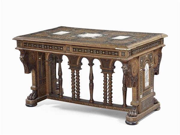 Tavolo in legno riccamente intarsiato con fasce ebanizzate e riquadri in avorio