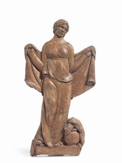 Figura Femminile con Drappo e Vaso