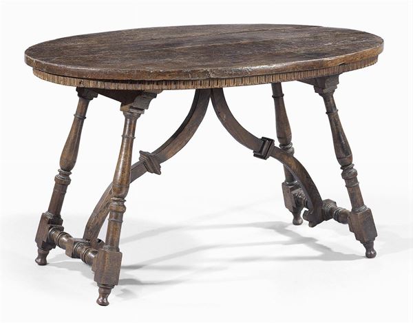 Tavolo in legno di noce con piano ovale
