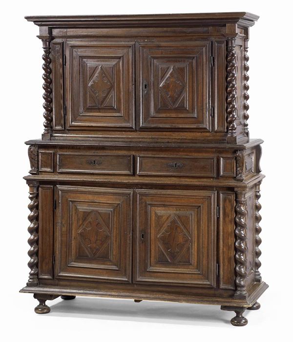 Credenza a doppio corpo in legno di noce  (XVII secolo.)  - Auction Arredi e Dipinti Antichi - I - Casa d'aste Farsettiarte