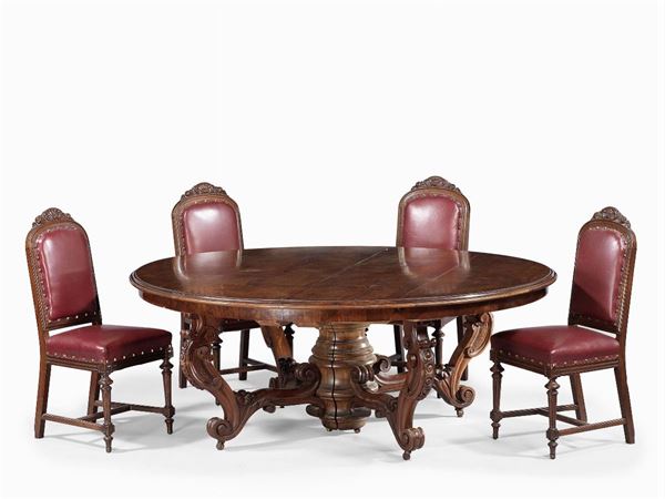 Dodici sedie imbottite e un tavolo in legno di mogano