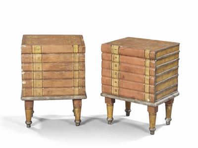 Coppia di Comodini in Legno a "finta Pila di Libri