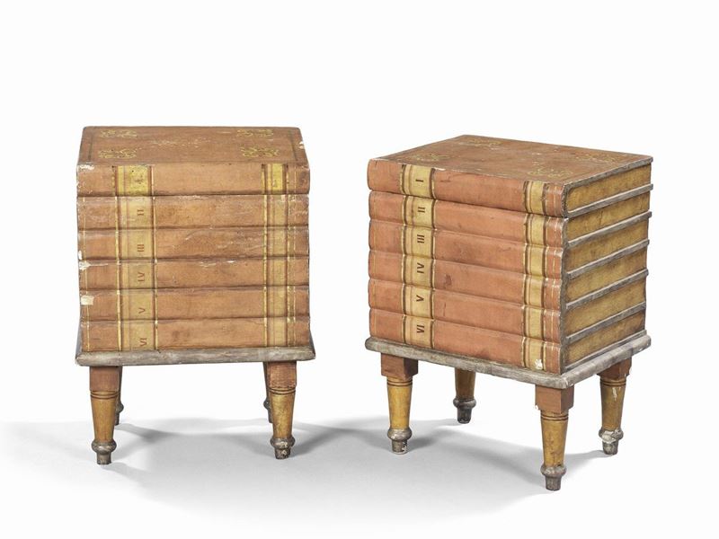 Coppia di Comodini in Legno a "finta Pila di Libri