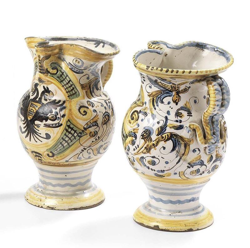 Coppia di Brocche in Maiolica Policroma