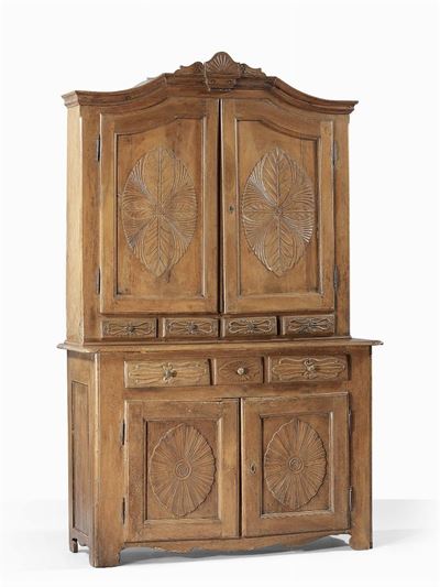 Credenza a Due Corpi in Legno di Noce con Formelle Intagliate