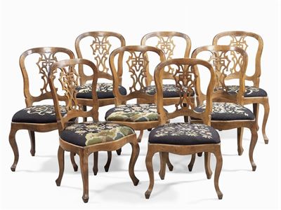 Lotto di Otto Sedie in Legno di Noce