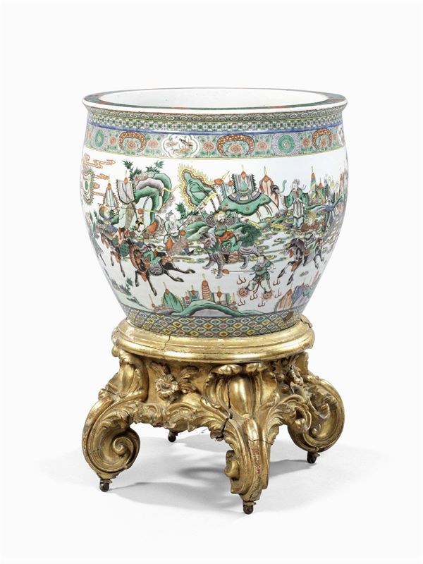 Grande vaso in porcellana policroma su base in legno intagliato e dorato