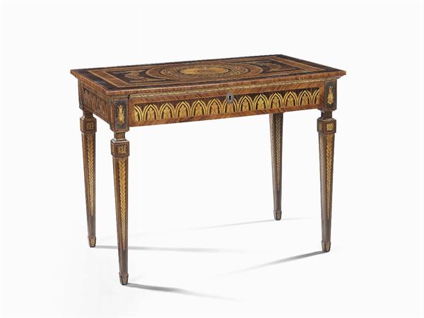 Tavolino lastronato e intarsiato in legno di mogano, palissandro e ciliegio