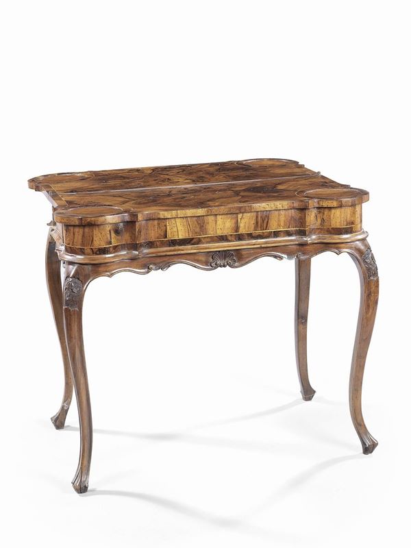 Tavolino da gioco in listra e radica di noce  (inizio XIX secolo.)  - Asta Importanti Arredi e Dipinti Antichi - I - Casa d'aste Farsettiarte