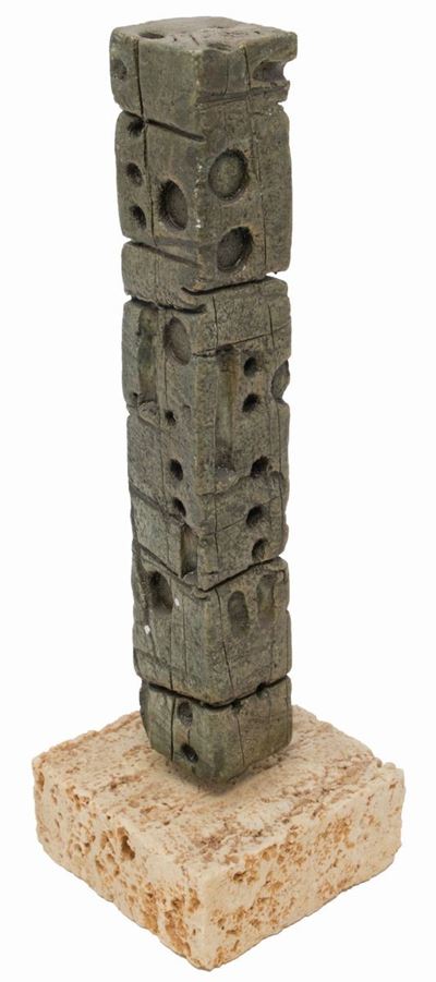 Scultura in gres con base in pietra
