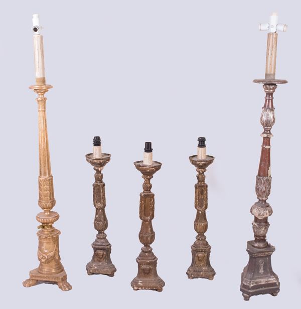 Cinque candelabri in legno intagliato, dorato e argentato