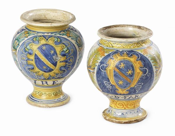 Due orciuoli in maiolica bianco, blu e giallo  (fine XVIII-inizio XIX secolo.)  - Auction Arredi e Dipinti Antichi - I - Casa d'aste Farsettiarte