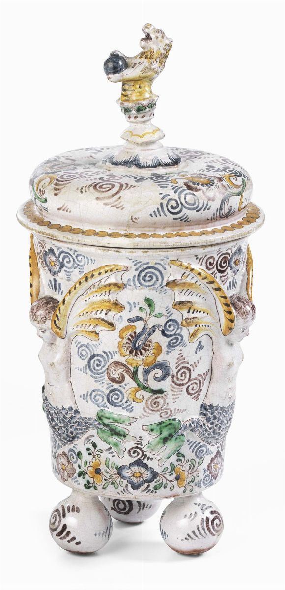 Vaso a forma di pisside in maiolica policroma  - Auction Arredi e Dipinti Antichi - I - Casa d'aste Farsettiarte