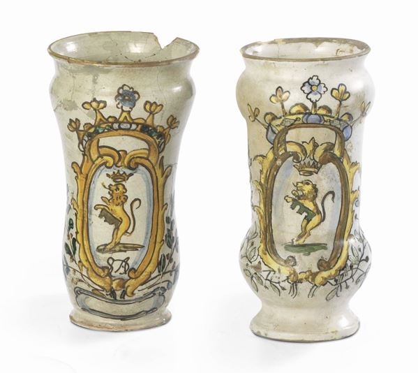 Due albarelli in maiolica policroma  (XVIII secolo.)  - Auction Arredi e Dipinti Antichi - I - Casa d'aste Farsettiarte