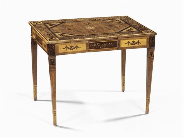 Tavolo da centro lastronato e intarsiato in legno di noce, palissandro e ciliegio