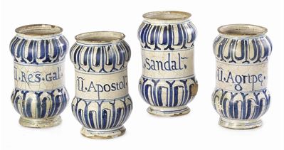 Quattro Albarelli in Maiolica Bianco-blu