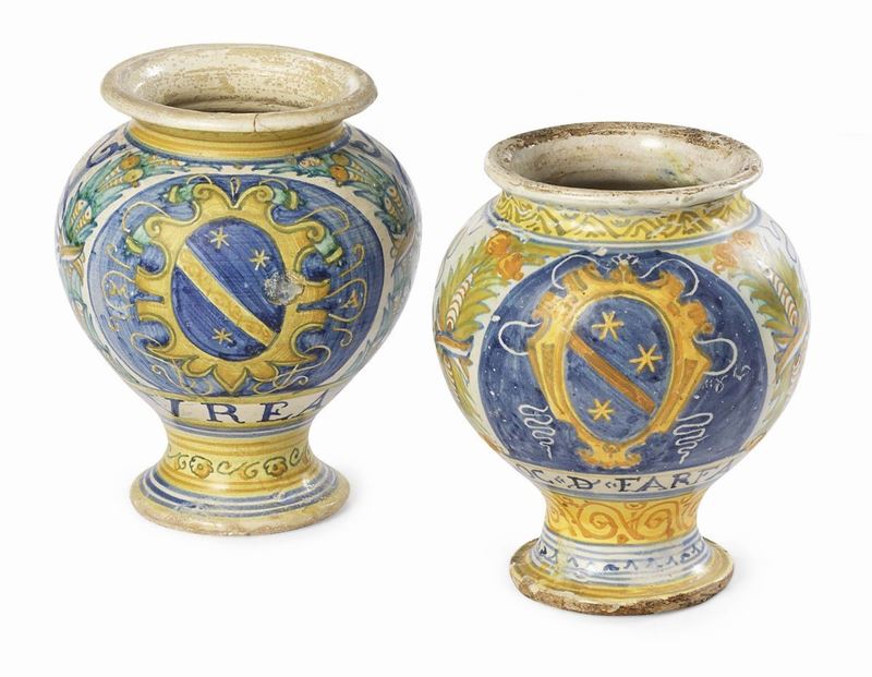 Due Orciuoli in Maiolica Bianco, Blu e Giallo