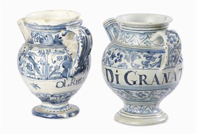 Coppia di Orcioli Difformi in Maiolica Bianco-blu