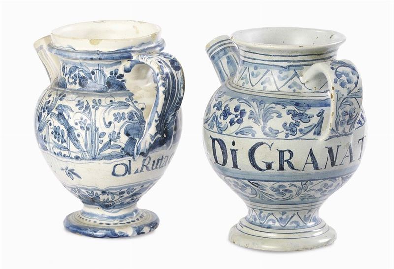 Coppia di Orcioli Difformi in Maiolica Bianco-blu