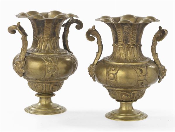 Coppia di vasi biansati in bronzo