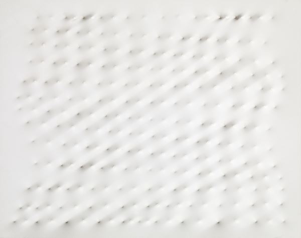 Enrico Castellani : Superficie bianca  (1998)  - Acrilico su tela - Asta Arte Moderna e Contemporanea - I - Casa d'aste Farsettiarte