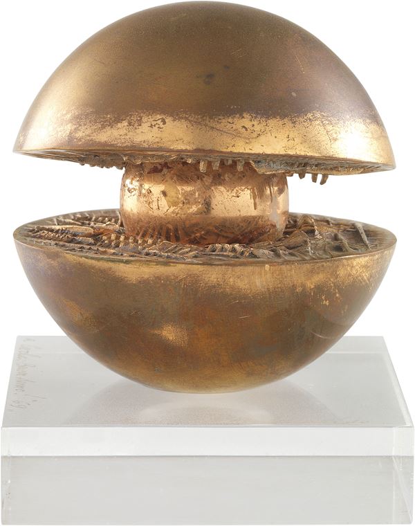 Arnaldo Pomodoro : Rotante con sfera interna  ((1969))  - Scultura in argento e ottone dorati, su base in plexiglass - Asta Arte Moderna - Casa d'aste Farsettiarte