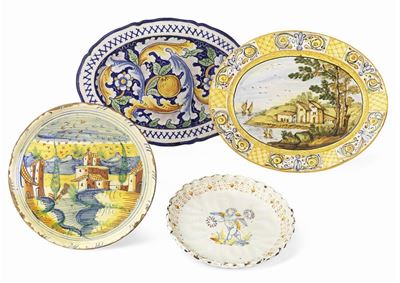 Due Alzate e Due Vassoi in Maiolica Policroma